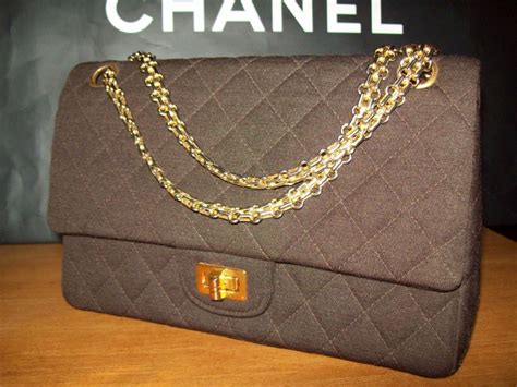 coco chanel borsetta di pelle rivoltata 1955|Coco Chanel 2.55 flap bag.